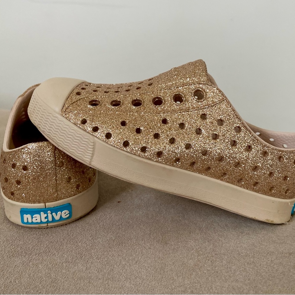 Native slip-on toddler sneaker in size 7